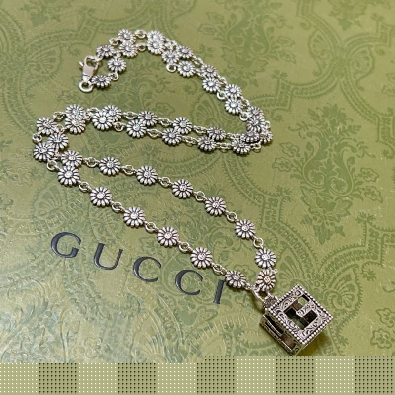 G*u*i necklaces